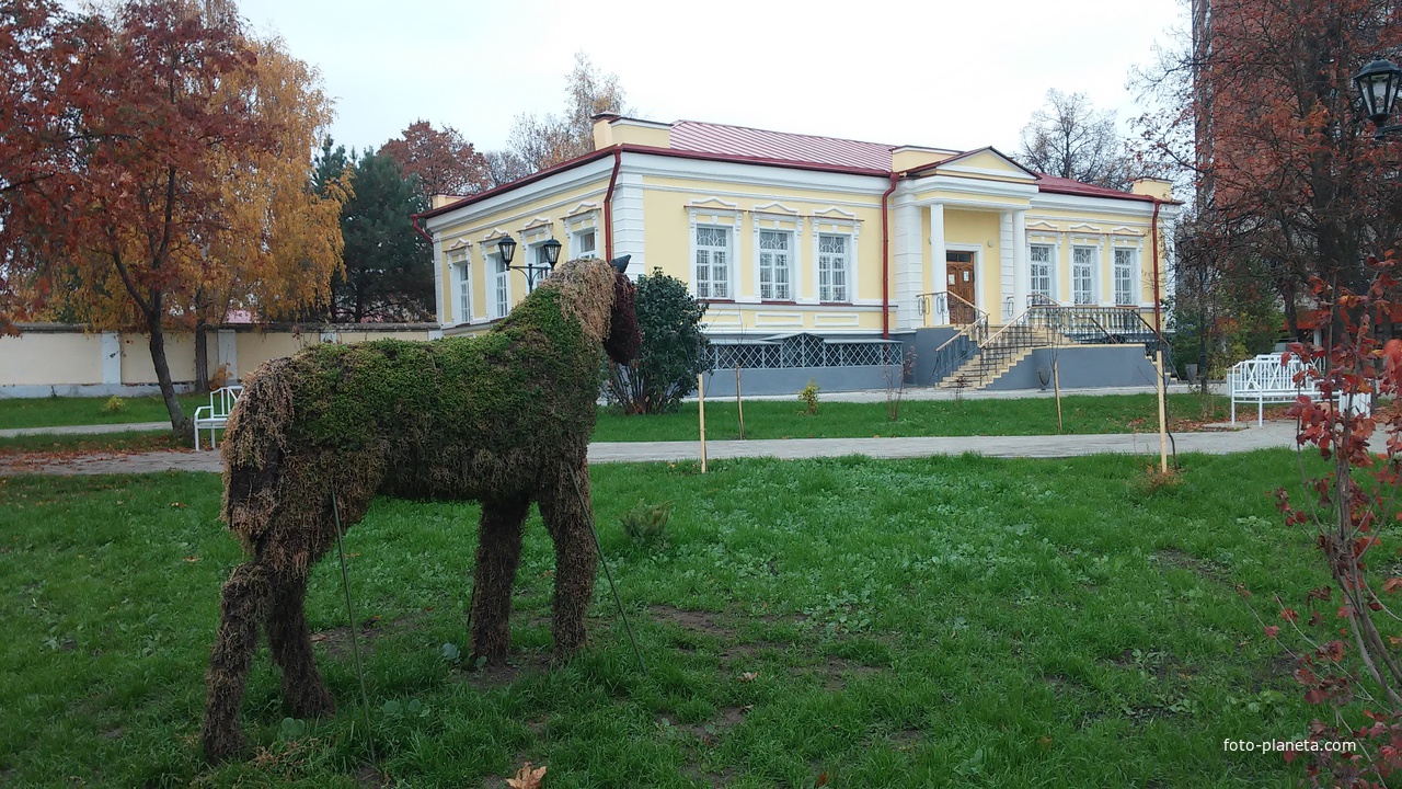 Топиарные фигуры возле Музея И.С. Тургенева