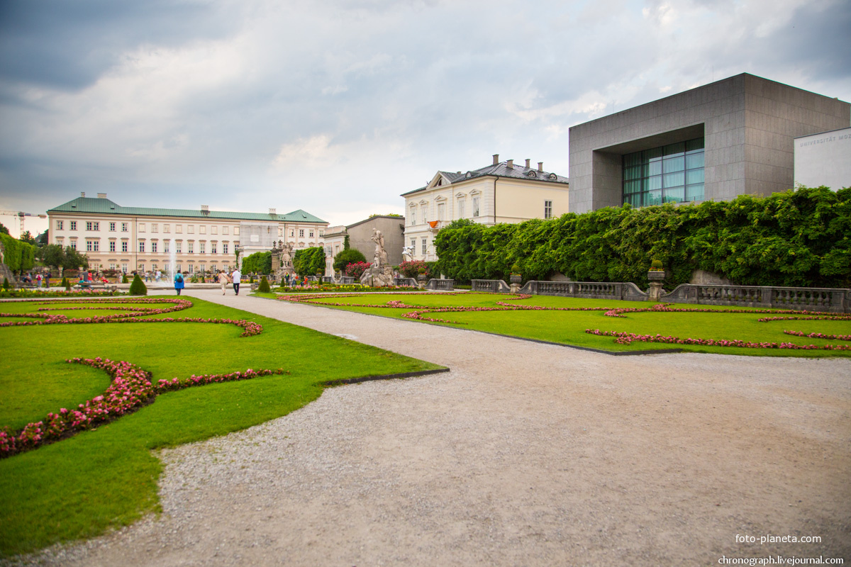 Парк Мирабель (Mirabellgarten). Справа - Художественная галерея и Моцартеум