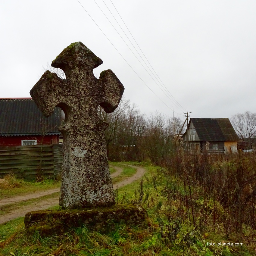 Старые Смолеговицы, старинный каменный крест