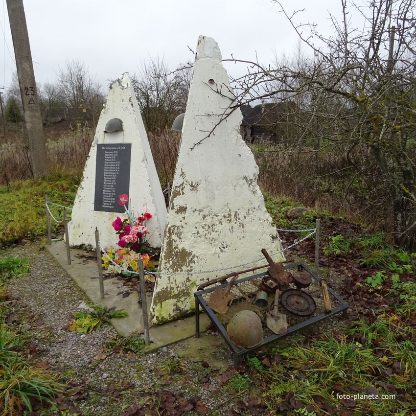 Старые Смолеговицы, памятник погибшим землякам в В0В