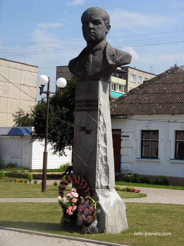 Памятник И.С. Дворчанину