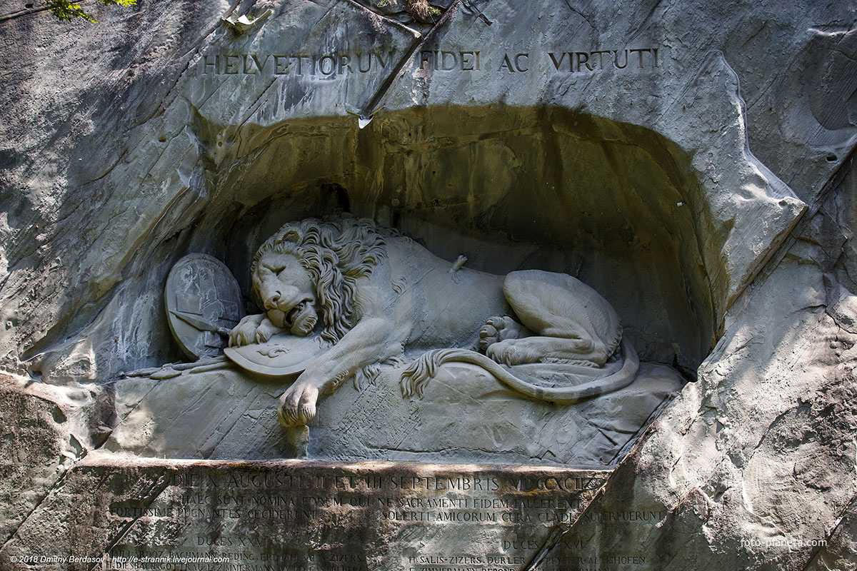Скульптура &quot;Умирающий лев&quot;