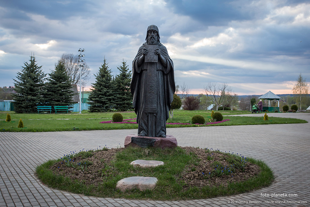 Памятник основателю монастыря Преподобному Герасиму Болдинскому