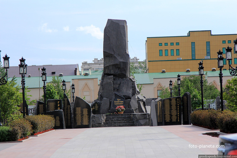 Памятник погибшим воинам на площади Ахмата Кадырова