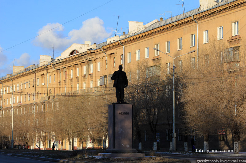 Памятник Ленину на улице Пушкинской
