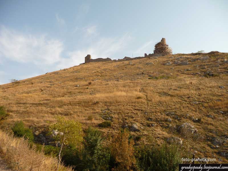 Вид на генуэзскую крепость Чембало
