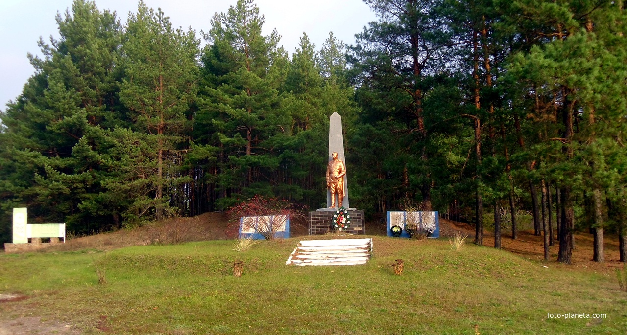 Братська могила 7 радянських воїнів і пам’ятник 113 односельчанам.