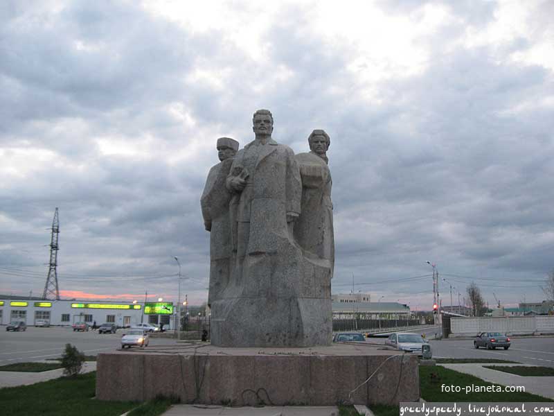 Монумент на Площади Дружбы Народов в Заводском районе Грозного