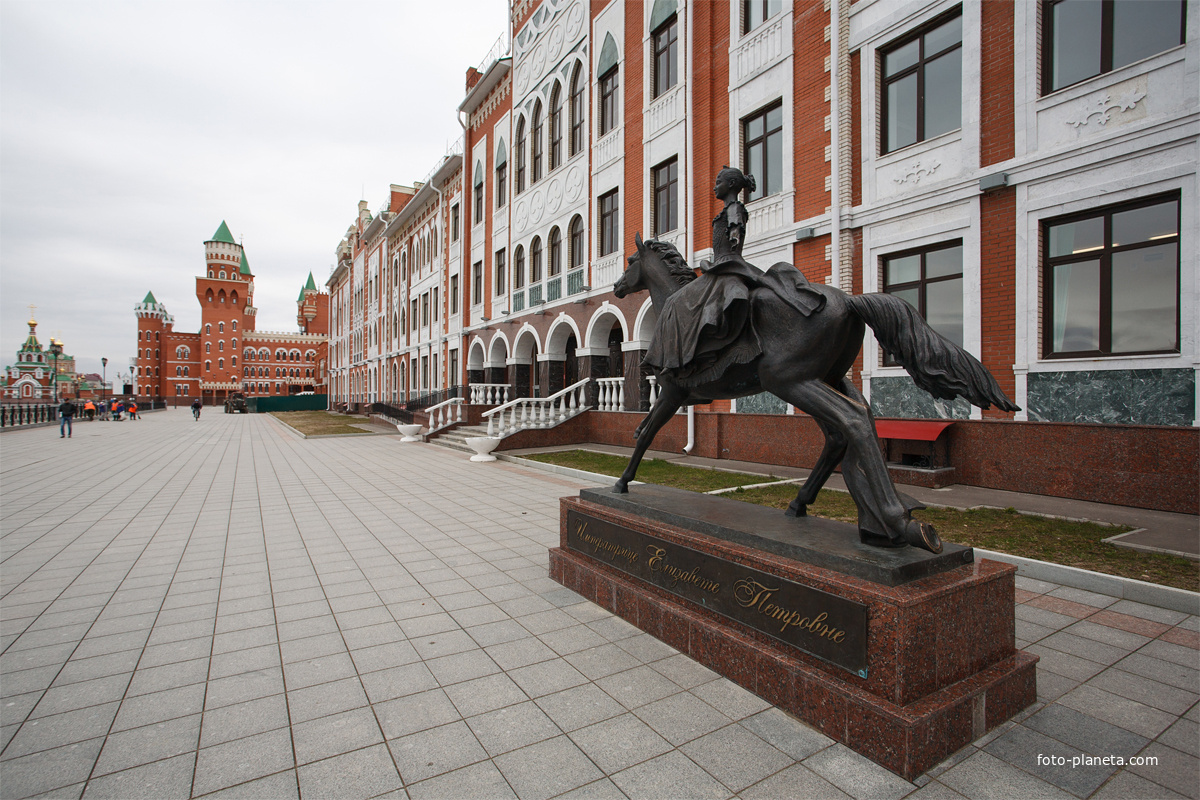 Памятник императрице Елизавете Петровне на коне