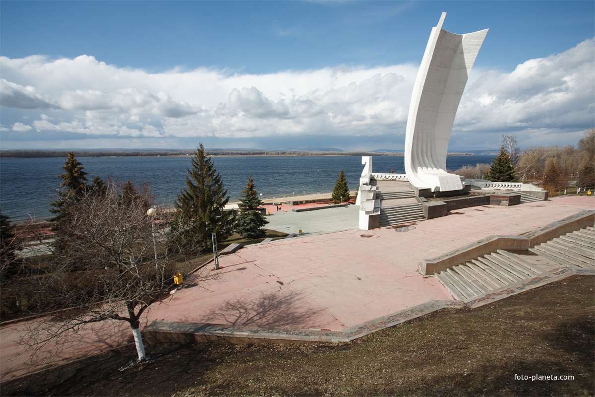 Памятник ладья. Ладья Самара набережная. Монумент «Самарская Ладья» Самара. Ладья на набережной в Самаре.