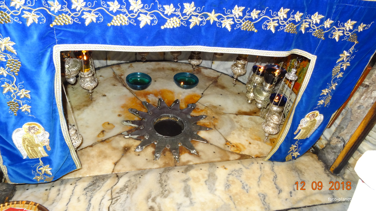 Серебряная звезда в пещере Рождества Христова отмечает место где родился Христос