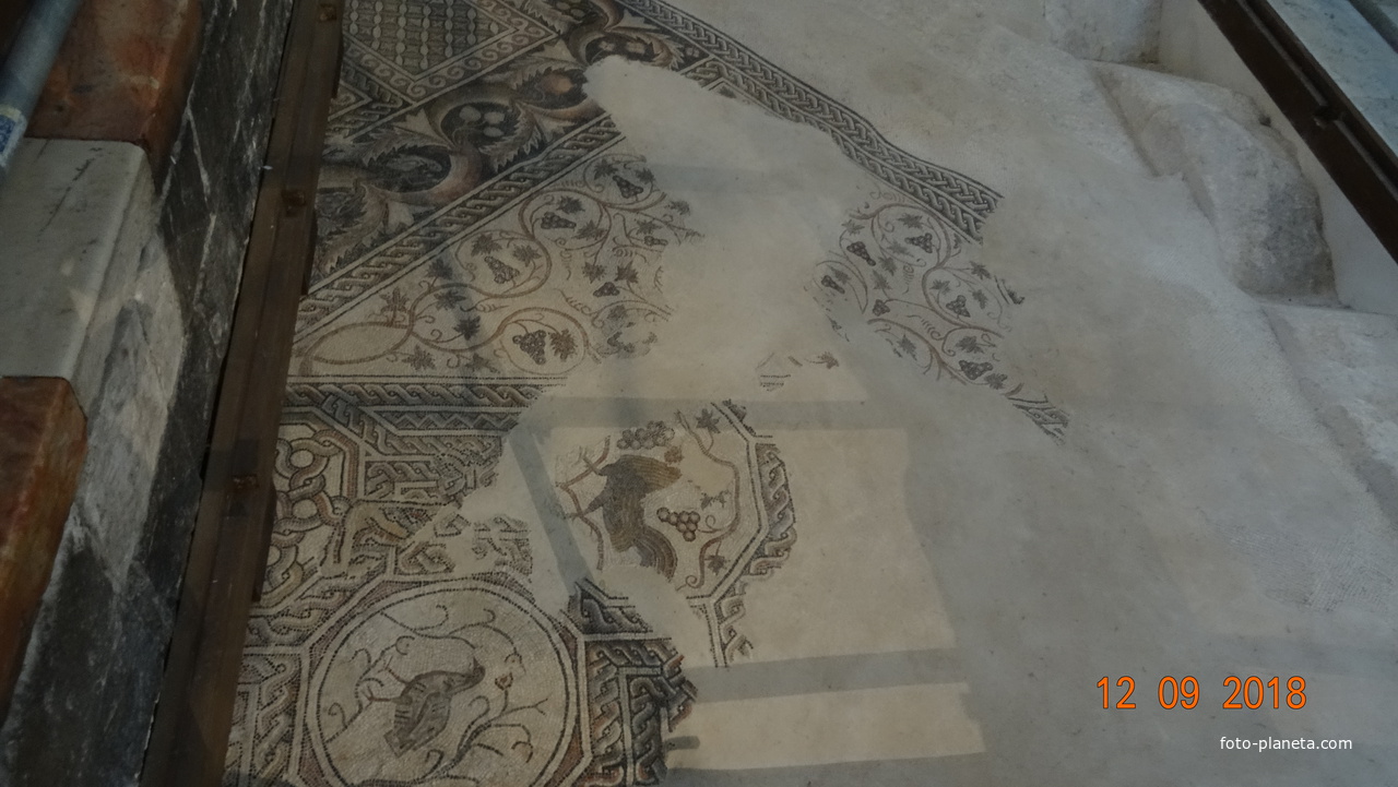 Часть древнего мозаичного пола в храме Рождества Христова