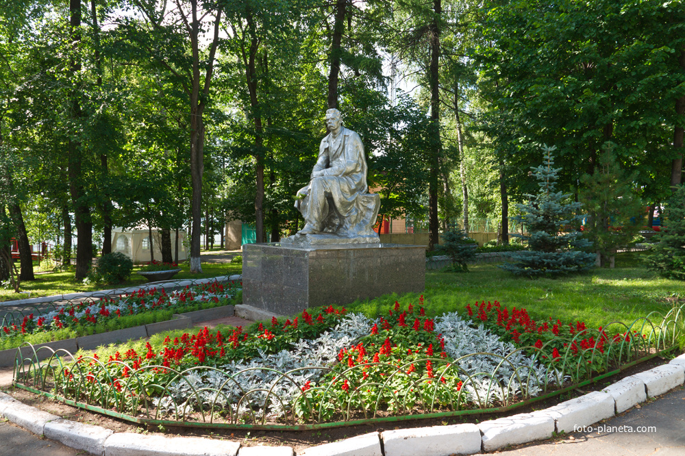 Памятник М. Горькову