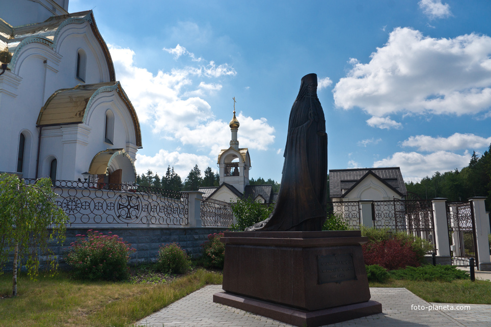 Памятник архиепископу Серафиму Смоленскому