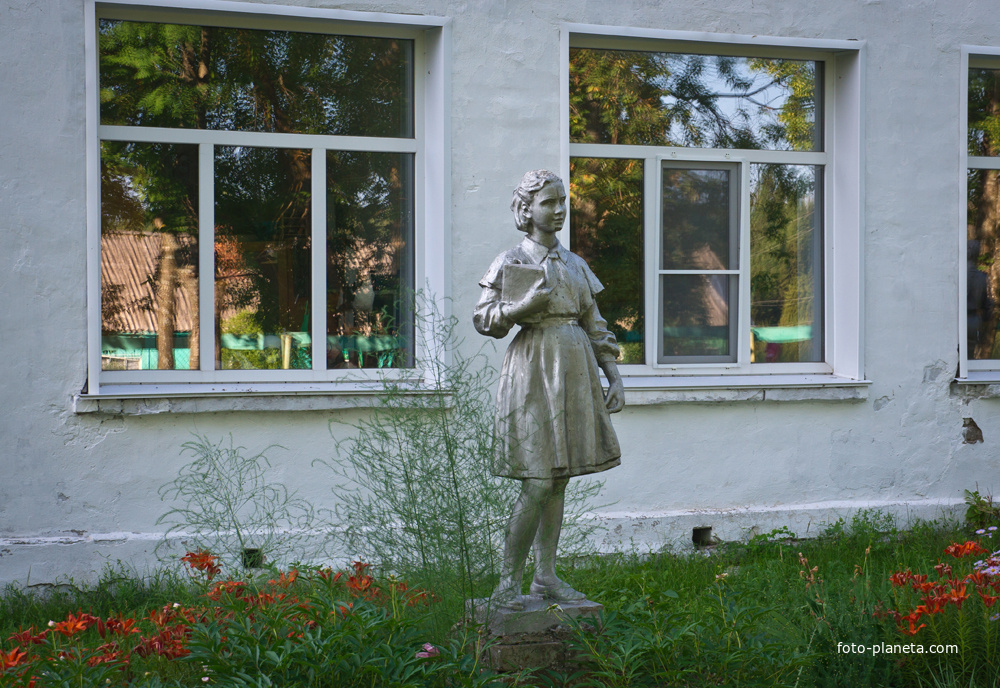 Статуя пионера у входа в школу