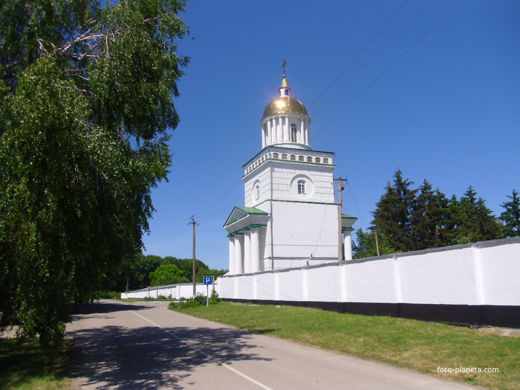 Свято- Миколаївський Лебединський жіночий монастир.Заснoваний в 1779 році.