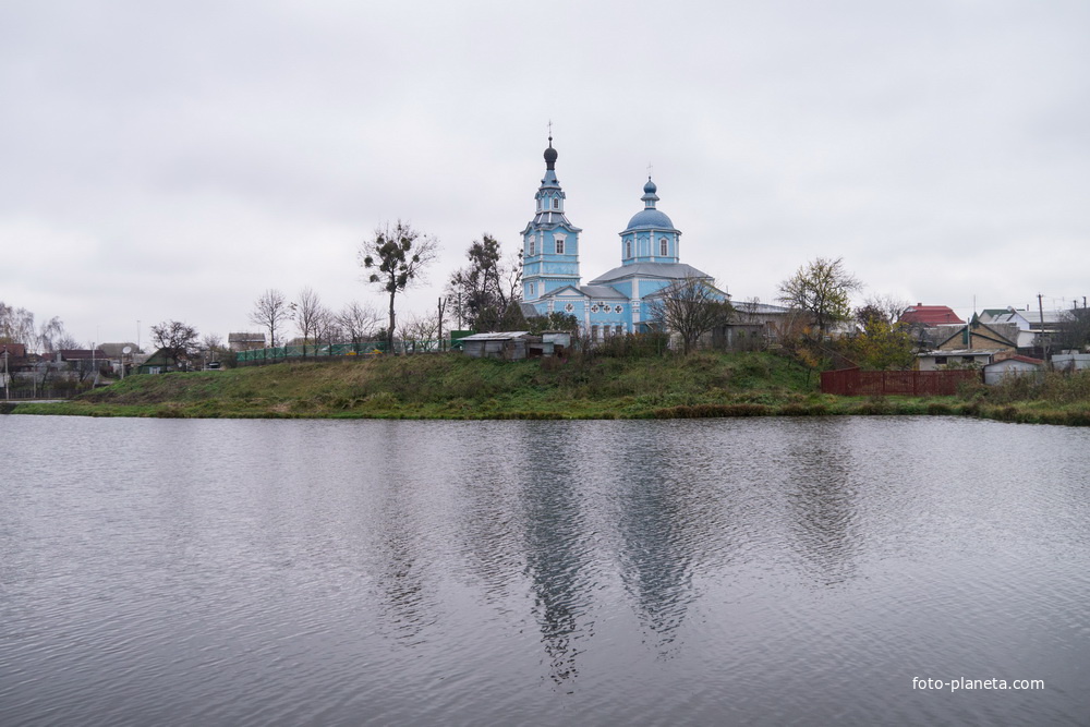 Свято-Михайловская церковь над прудом на реке Притварка