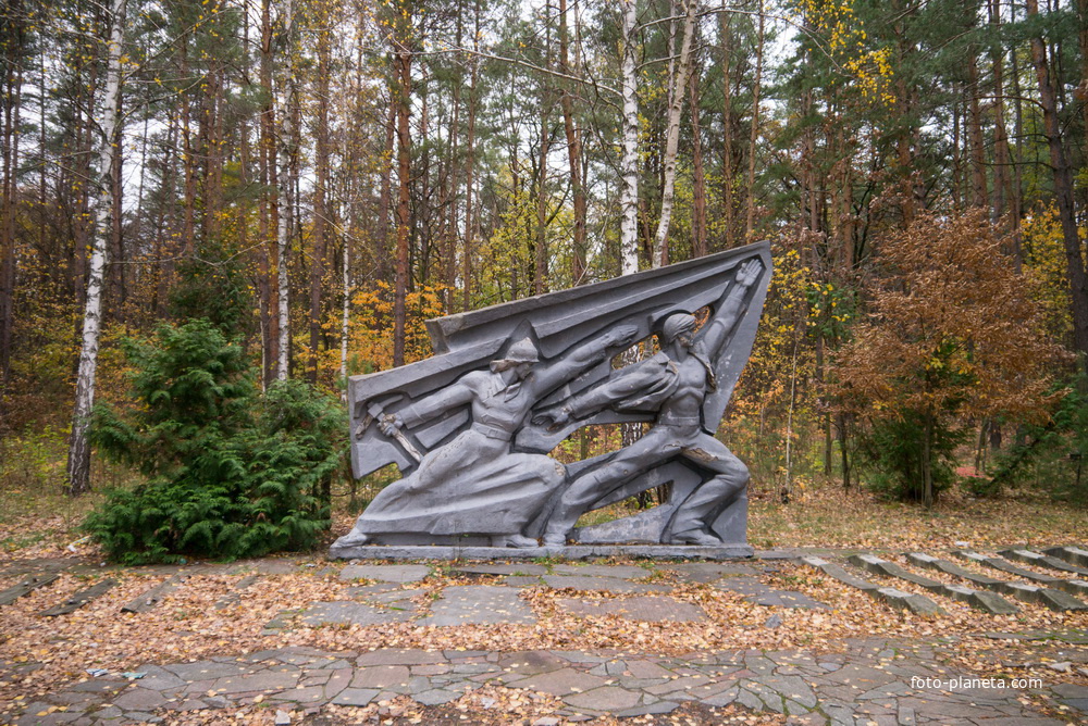 Заброшенный памятник строителям боярской узкоколейки
