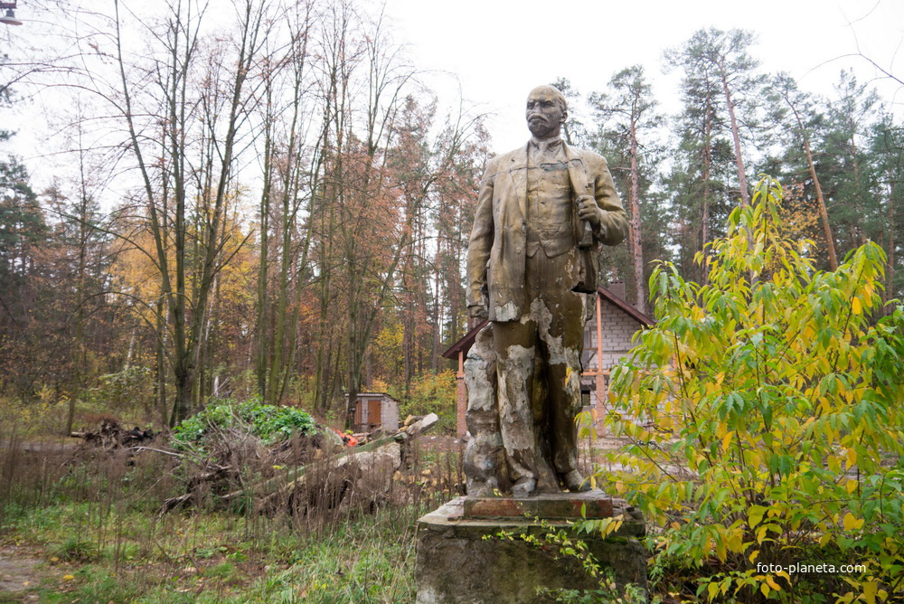 Памятник Ленину в заброшенном пионерском лагере в Боярке