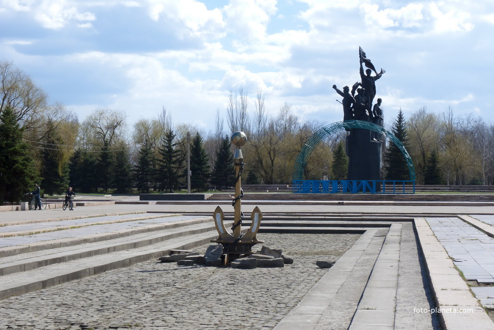 Памятник героям Горловского восстания на площади Революции