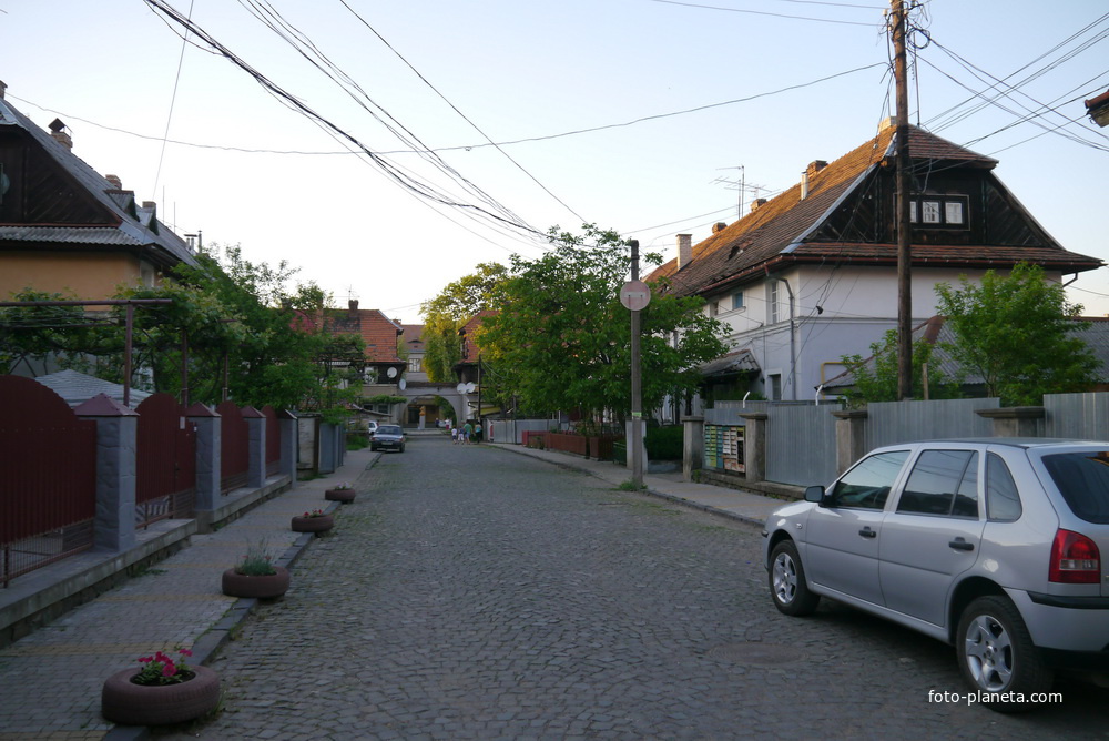 Улица в квартале от реки Хустец