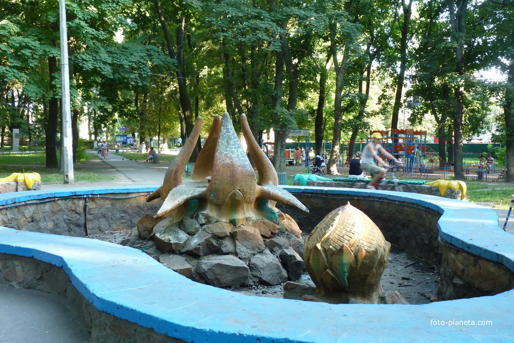 Старый фонтан в парке