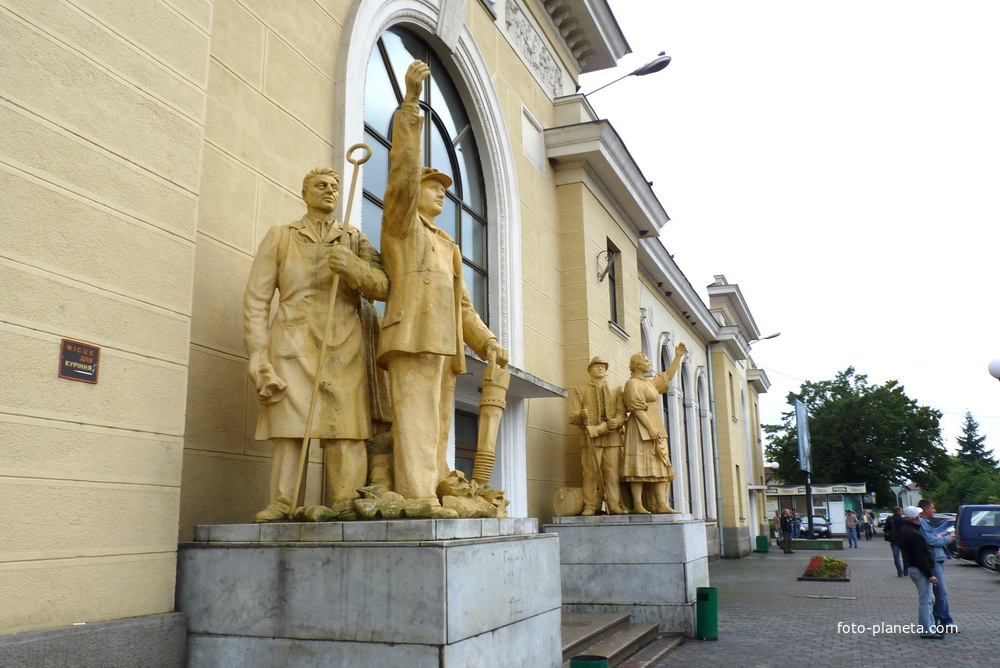 Статуи перед в ходом в вокзал