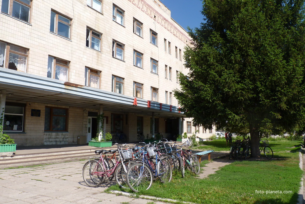 Велопарковка у здания больницы