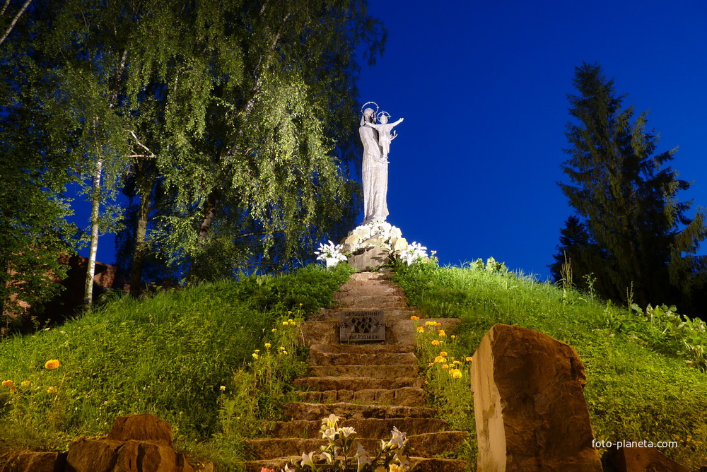 Памятник в парке