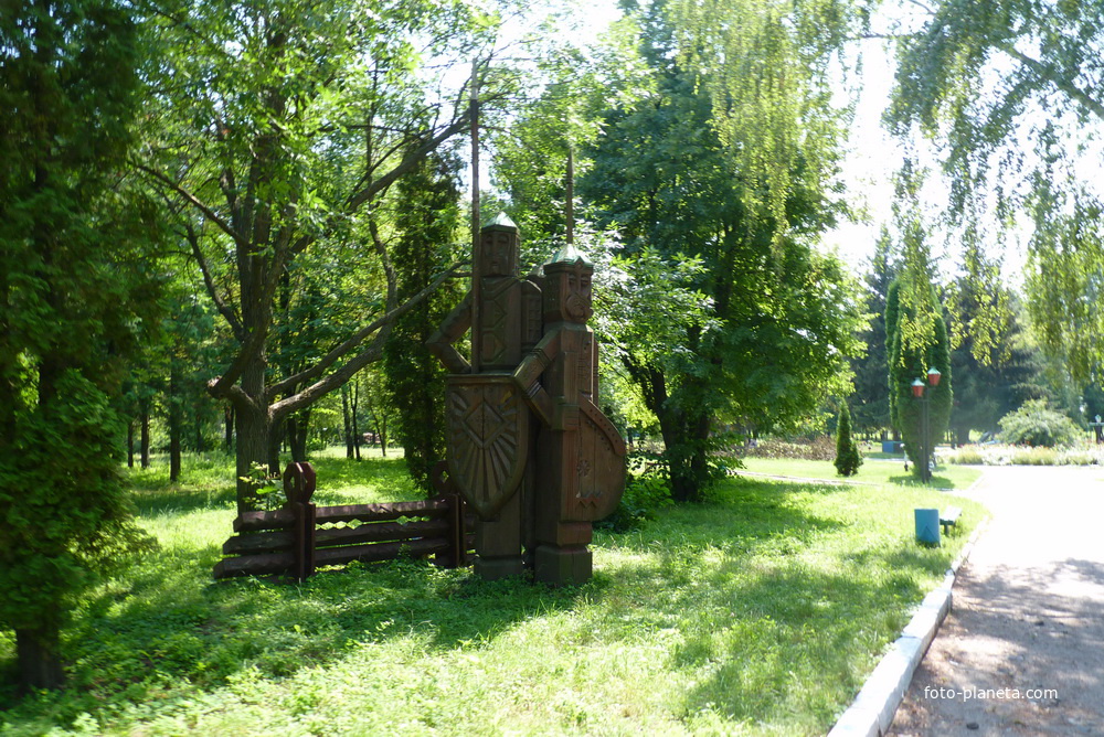 Деревянные статуи в парке