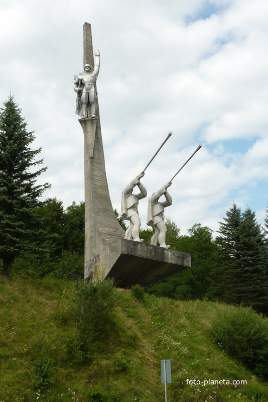 Памятник на въезде  вгород