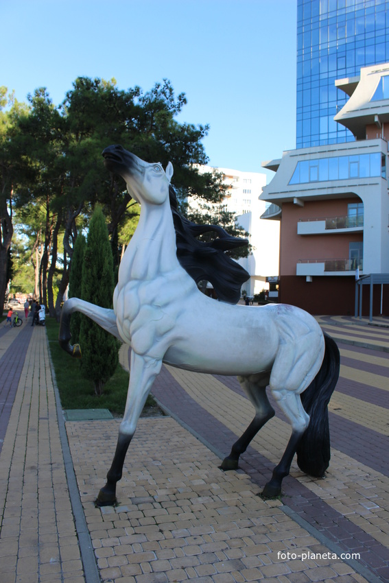 Скульптура коня на центральной набережной.