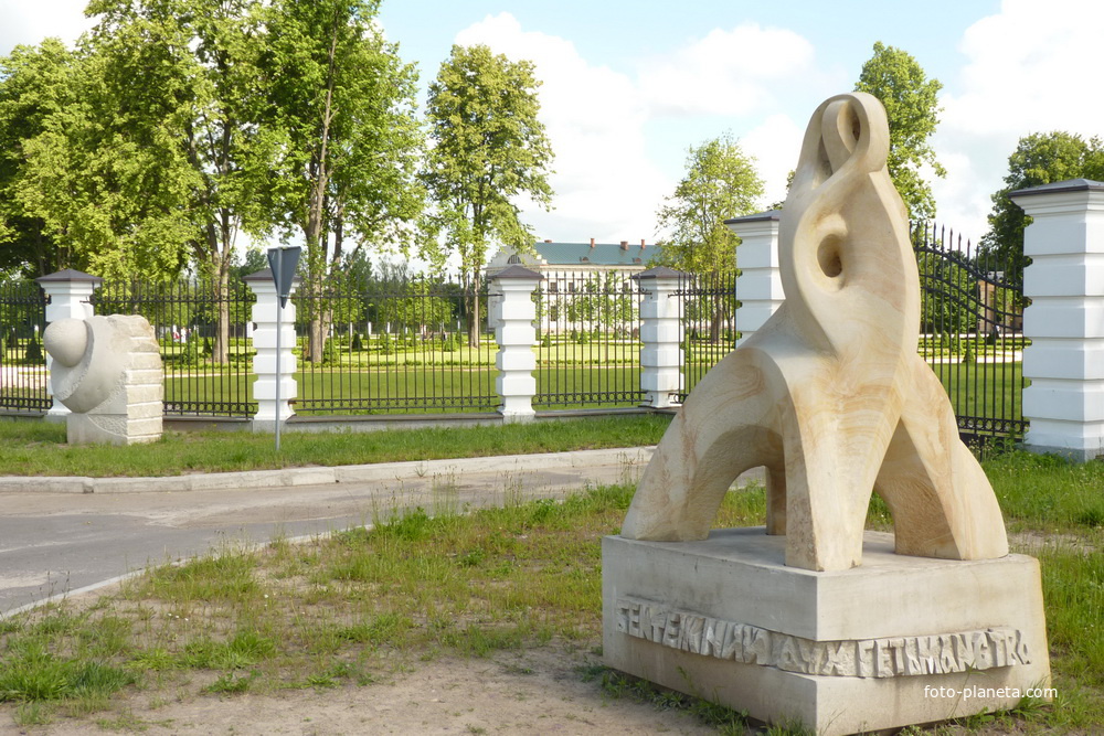 Скульптура у дворца Кирилла Разумовского