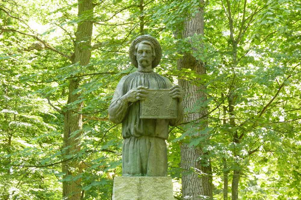 Памятник пчеловоду Прокоповичу.