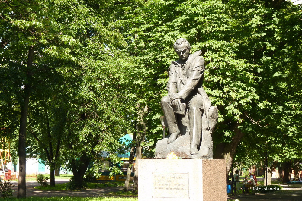 Памятник Шевченко в парке