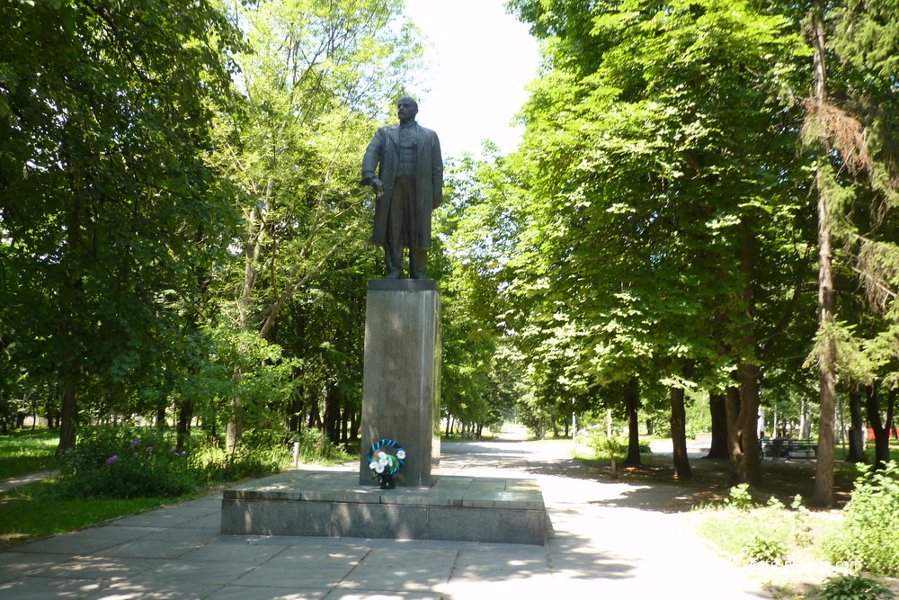 Памятник Ленину в парке