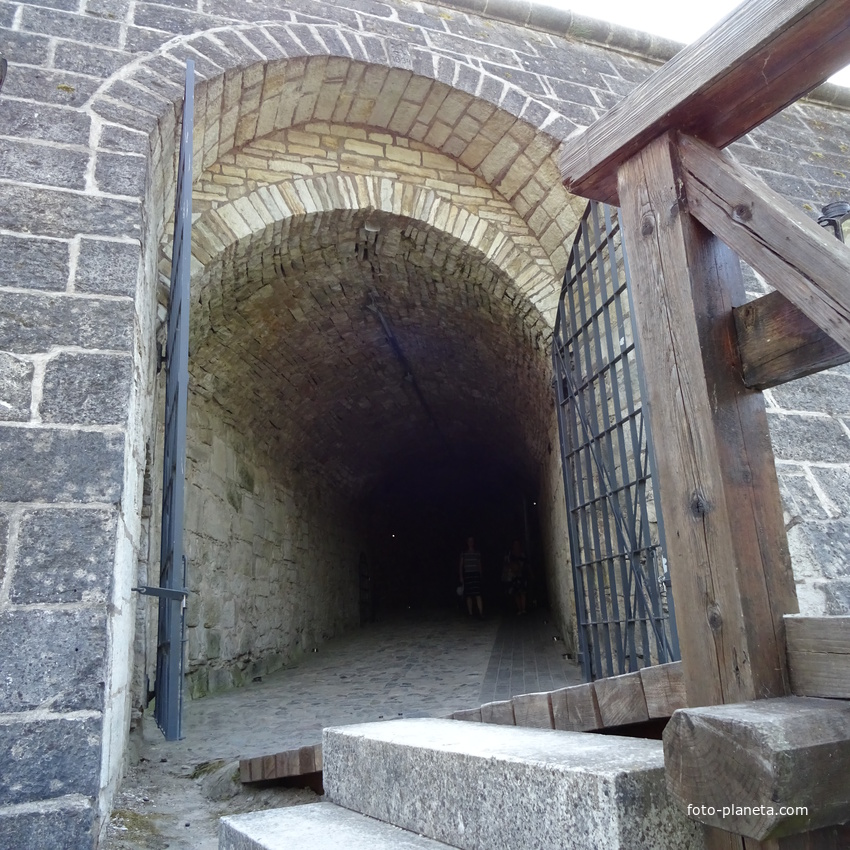 В стенах крепости  Аренсбург