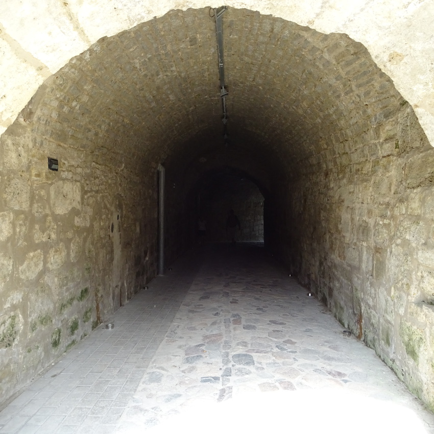 В стенах крепости  Аренсбург