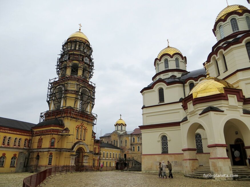 Ново-Афонский монастырь. Собор Пантелеимона и колокольня