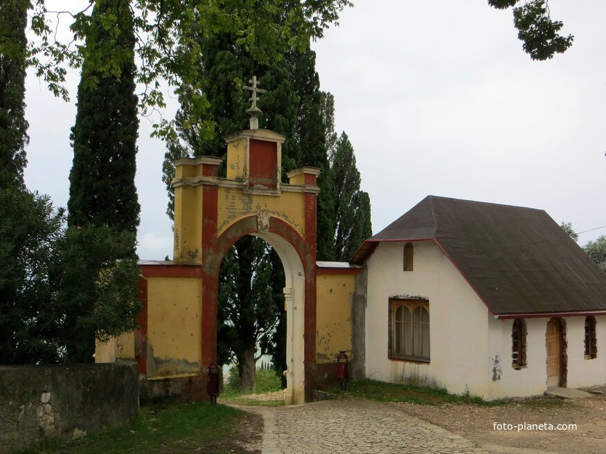 Вход на территорию Ново-Афонского монастыря