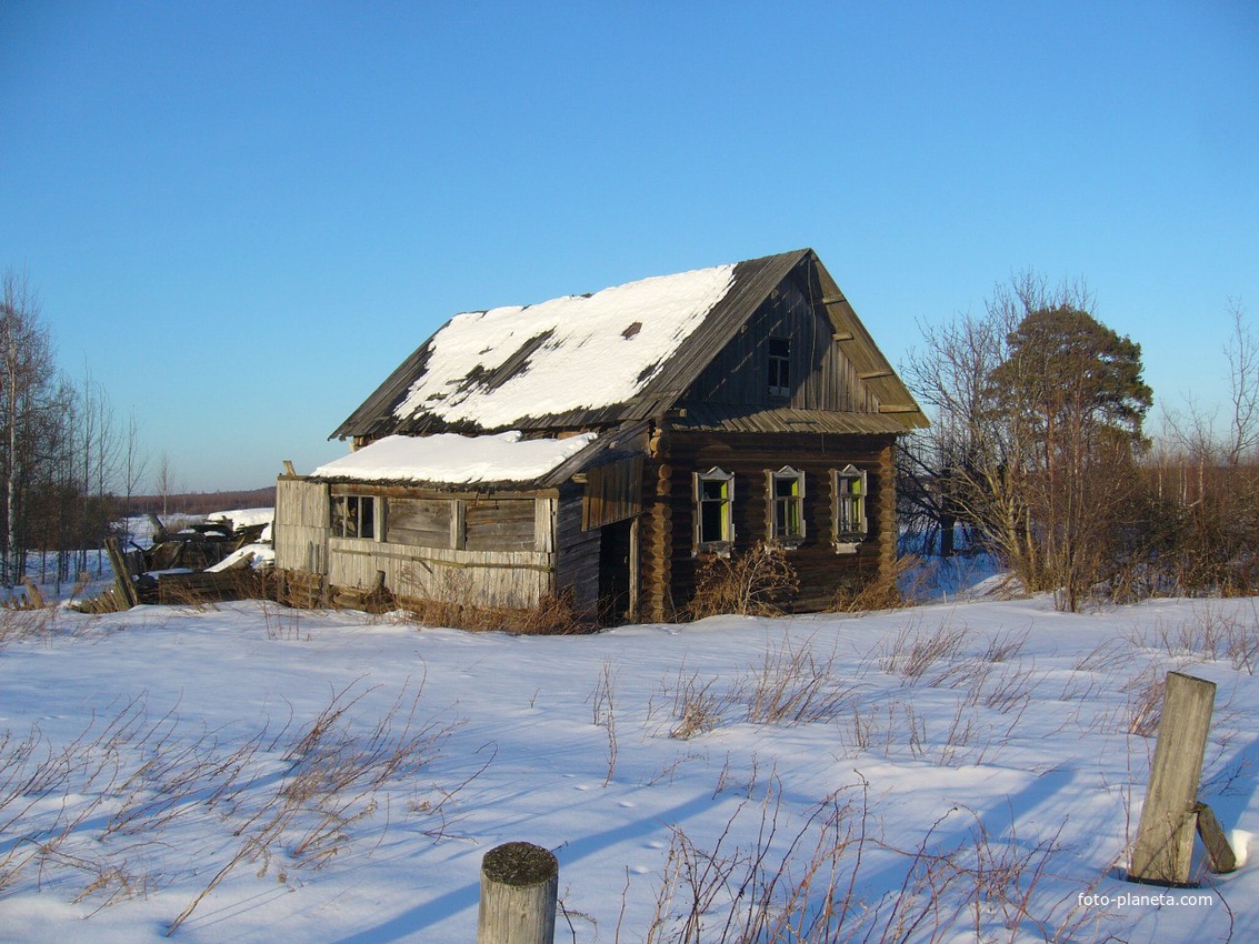 Заброшенный дом нежилой деревни Рябково