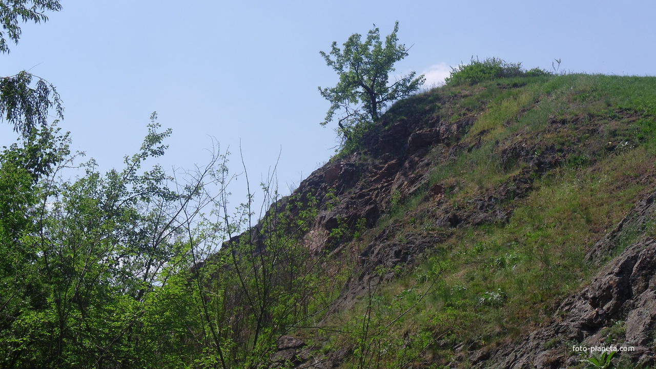 Скеля на початку села збоку Ревівки.