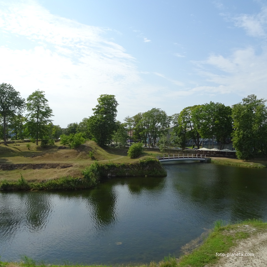 Крепостной ров с водой