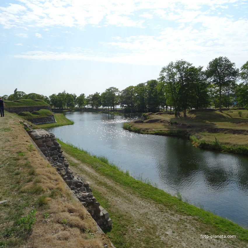 Крепостной ров с водой