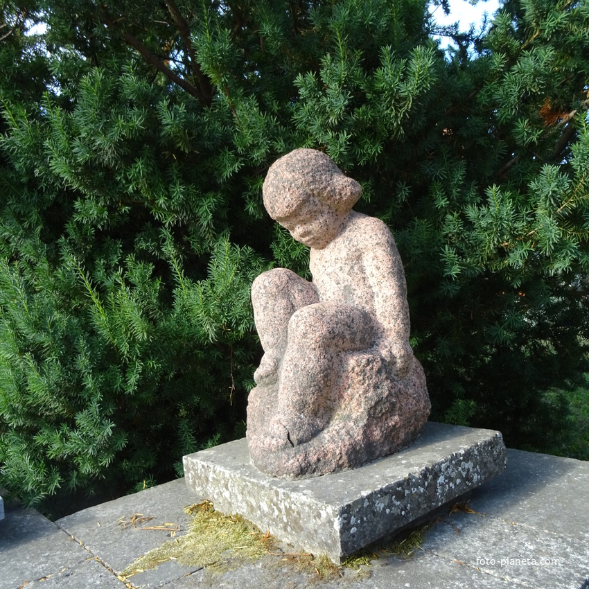 Ангелочик в сквере