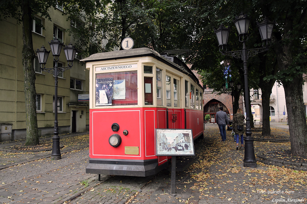 Памятник старинному трамваю