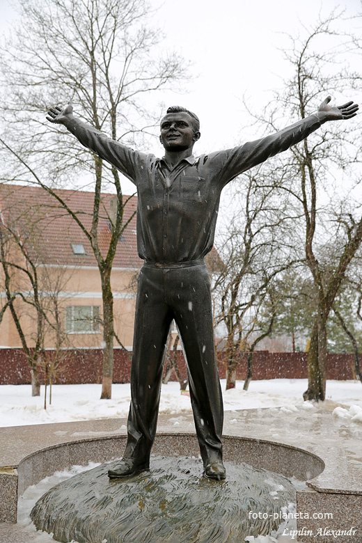 Памятник молодому Юрию Гагарину