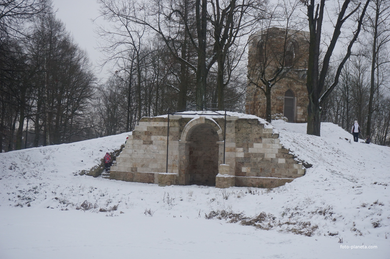 В Орловском парке...башня руина...