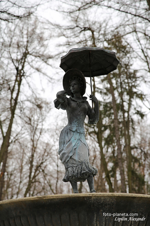 Фрагмент фонтана «Девушка с зонтиком»