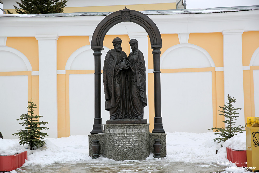 Памятник Петру и Февронии Муромским
